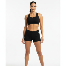 Modelka v černých dámských merino šortkách Lasting BETA a sportovní podprsence. Šortky jsou přiléhavé, z jemné 100% Merino vlny