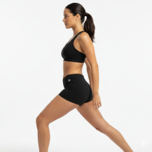 Dámské černé merino šortky Lasting BETA na modelce zepředu, zobrazené jako funkční spodní vrstva v kombinaci se sportovní podprsenkou.